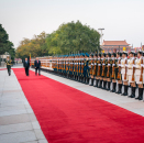 King Harald inspected the Guard of Honour, accompanied by the President. Photo: Heiko Junge, NTB scanpix